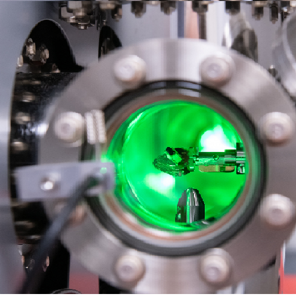 Microscopy device with green light in lab setting